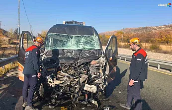 Elazığ-Malatya Karayolunda Feci Kaza: Sürücü Araçta Sıkıştı!