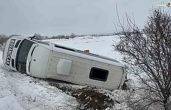 Elazığ-Bingöl yolunda kar faciası: Minibüs şarampole uçtu, 9 yaralı