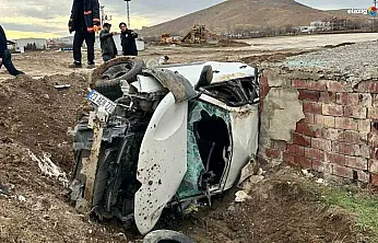 Kovancılar'da aydınlatma direğine çarpan otomobil şarampole devrildi!