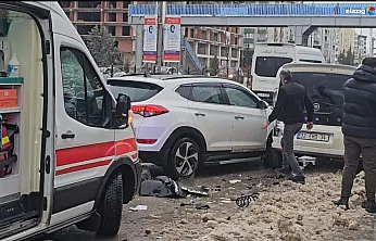 Malatya Caddesi'nde korkutan çarpışma: Otomobil taksiyle çarpışıp savruldu!