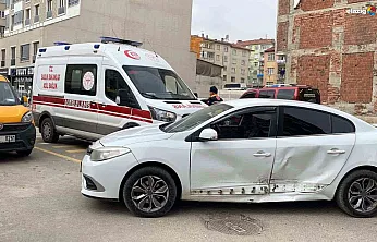 Elazığ'da Hafif Ticari Araç ve Otomobil Çarpıştı: 1 Yaralı