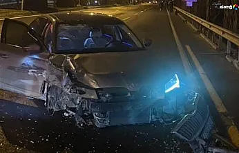 Yolda savrulan otomobil bariyerlere çarparak durdurulabildi