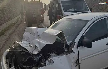 Elazığ'da otomobil ile traktör çarpıştı: 3 yaralı