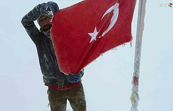 Elazığlı Dağcı Aksakal'dan Anlamlı Tırmanış: Cumhuriyet Coşkusu Erciyes Zirvesinde!
