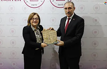 Fatma Şahin'den Rektör Göktaş'a ayakta alkış: 'Elinizden öpüyorum, vallahi billahi iyi adamsınız'