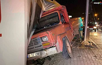Elazığ'da Freni Patlayan Kamyon Kontrolden Çıktı, Araç ve Bariyerlere Çarptı!