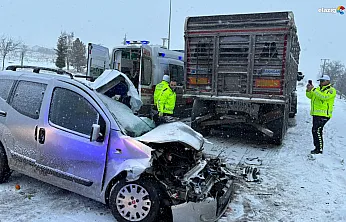 Hafif ticari araç tıra ok gibi saplandı, 2 ölü!