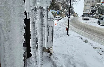 Harput'ta çatılardan sarkan 'buz kılıçları' hem büyülüyor hem korkutuyor