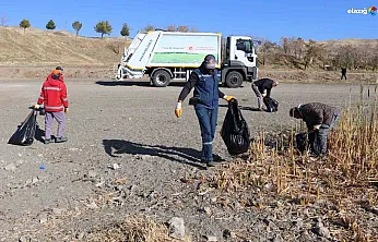 Elazığ İl Özel İdaresi'nden Çevreye Duyarlı Hamle! Hazar Gölü'nde Temizlik Seferberliği!