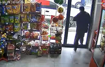 Elazığ'da İlginç Kaza: Cam Kapıyı Görmeyip Kafasıyla Kırdı! O Anlar Kameraya Böyle Yansıdı