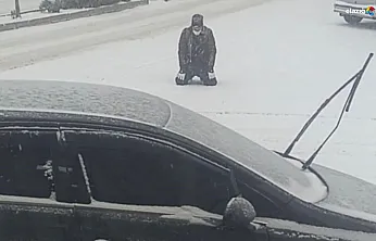 Elazığ'da kar bereketi şükre dönüştü: Cadde ortasında secdeye kapandı!