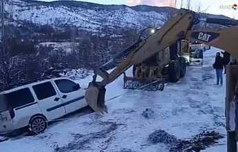Elazığ'da kar yağışı ulaşımı vurdu: Kara saplanan aracı Özel İdare kurtardı