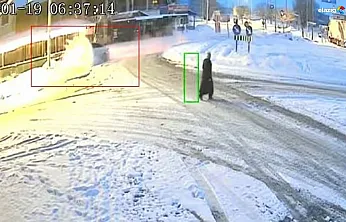 Kar ve buz kazayı beraberinde getirdi: Yolçatı'da otomobil refüje çıktı