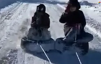 Elazığ'da tehlikeli ama eğlenceli anlar: Otomobil arkasında kar keyfi