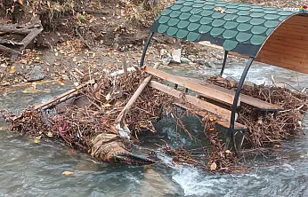 Elazığ Palu'da Teke Deresi Taştı! Banklar ve Çöp Konteynerleri Sulara Kapıldı!