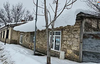 Harput buz kesti: Tarihi mahallede çatılardan metrelerce sarkıtlar oluştu!