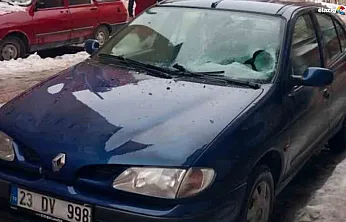 Buz kütlesi değil sanki kaya! Dev sarkıt aracın camına düştü!