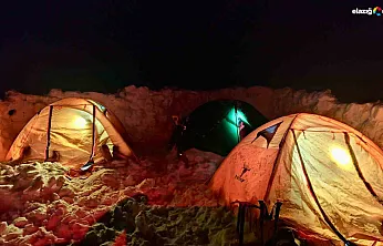 Zirvedeki bayrak buzdan heykele döndü