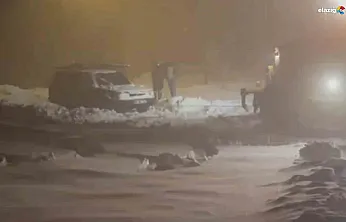 Elazığ İl Özel İdaresi kar mesaisinde: Kara saplanan aracın imdadına ekipler yetişti