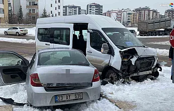 Ataşehir'de minibüs ile otomobil çarpıştı: 4 yaralı
