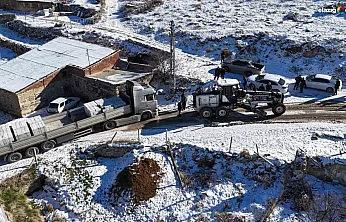 Yolda mahsur kalan tırın imdadına İl Özel İdaresi ekipleri yetişti