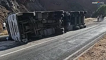 Elazığ’da Kaza! Sürücüsünün Hakimiyetini Kaybettiği Tır Devrildi!