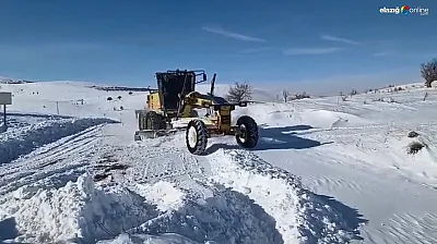 Meteoroloji uyardı, kar bastırdı: Elazığ'da köy yollarında zorlu mücadele