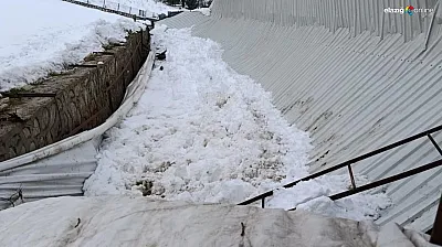 Elazığ'da kar yükü felaket getirdi: Ahır çöktü, üreticinin geçim kaynağı telef oldu