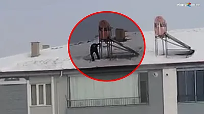Elazığ'da çatıda tehlikeli kar mesaisi: Bir elinde kürek diğerinde Azrail