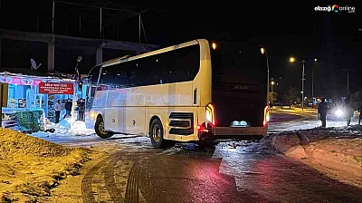 Buz pistine dönen yolda dehşet: Yolcu otobüsü duvara çarpıp yan yattı