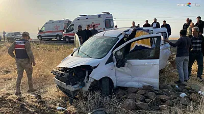 Elazığ-Bingöl Karayolu'nda Kaza: Hafif Ticari Araç Tarlaya Uçtu, 3 Yaralı!