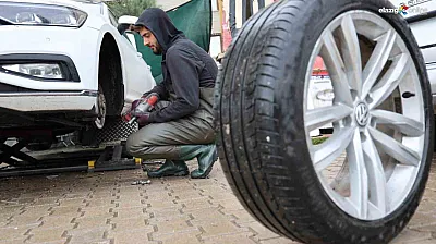 Kış Lastiği Zorunluluğu Başladı! Elazığ'daki Lastikçilerde Uzun Kuyruklar Oluştu!