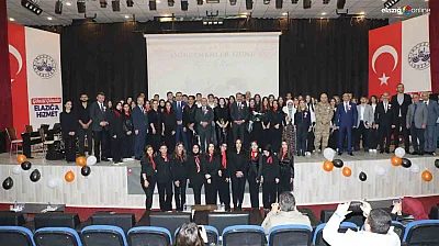 Elazığ'da Öğrencilerden Öğretmenlere Şiir ve Müzik Dinletisiyle Anlamlı Kutlama!