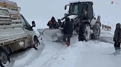 Kovancılar'da kar geçit vermedi: Sürücünün imdadına ekipler yetişti