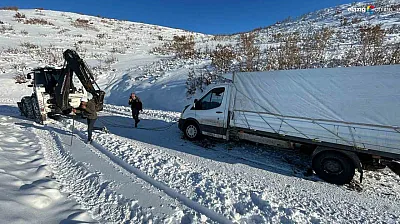 Kovancılar'da korkutan kaza: Şarampole uçan pikabı Özel İdare kurtardı