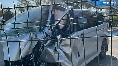 Elazığ'da Transit Minibüs Üst Geçit Direğine Çarptı! 1 Yaralı!