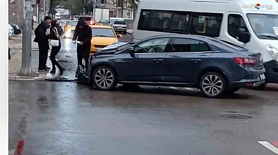 Elazığ'da Trafik Kazası: İki Otomobil Çarpıştı, 1 Kişi Yaralandı!