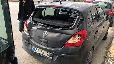 Elazığ'da Halk Otobüsü ile Otomobil Çarpıştı: 2 Yaralı