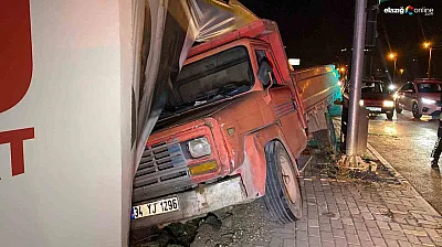 Elazığ'da Freni Patlayan Kamyon Kontrolden Çıktı, Araç ve Bariyerlere Çarptı!