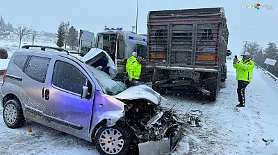 Hafif ticari araç tıra ok gibi saplandı, 2 ölü!