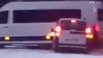 Elazığ'da kaza anı kamerada: Kar kaplı yolda frenler yetmedi!