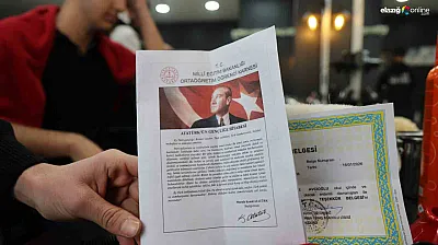 Esnaf dediğin böyle olur! Elazığlı berberden öğrencilere 'Başarı' primi