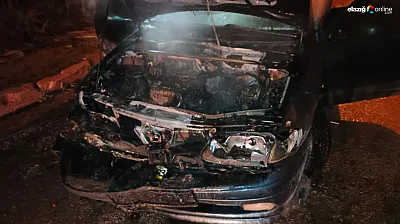 Ulukent'te park halindeki otomobil alevlere teslim oldu: Araç küle döndü