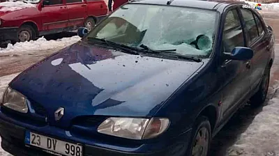 Buz kütlesi değil sanki kaya! Dev sarkıt aracın camına düştü!