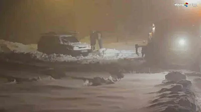 Elazığ İl Özel İdaresi kar mesaisinde: Kara saplanan aracın imdadına ekipler yetişti