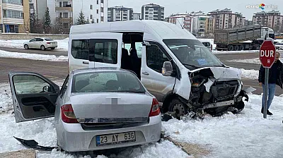 Ataşehir'de minibüs ile otomobil çarpıştı: 4 yaralı