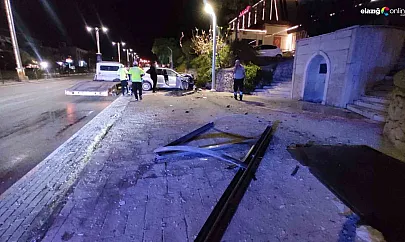 Direksiyon Hakimiyetini Kaybeden Sürücü Durağa Daldı: Şans Eseri Kimse Yoktu!