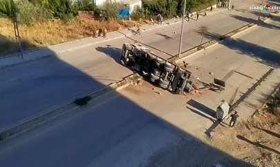 Elazığ Ulukent Mahallesi'nde Tır Refüje Çarparak Devrildi!