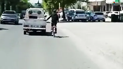 Elazığ'da Bisikletli Sürücünün Tehlikeli Yolculuğu Kameraya Böyle Yansıdı!