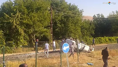 Elazığ'da Trafik Kazası: Kontrolden Çıkan Otomobil Tren Raylarına Çıktı!
